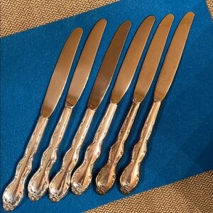1964 VTG set of 6 dinner knives 9” Wm Rogers Melody Camelot Silverplate Flatware